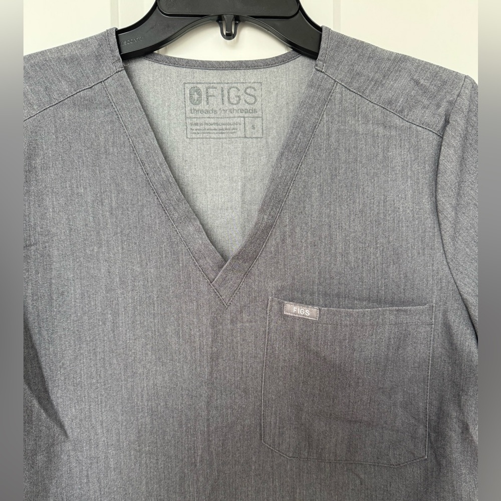 FIGS Women’s Catarina One-Pocket Scrub Top Graphite Gray - Picture 2 of 5